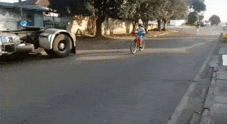 Girl slammed on the brakes - VideosGifs.Net