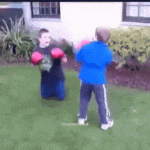 Hermanos practicando boxeo
