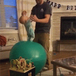 Papá e hijo jugando con pelota