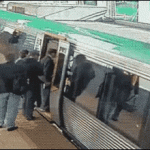 Hombre es ayudado al quedar atascado en el metro