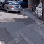 Mujer ayuda a mover carro