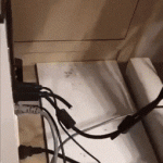 Cortando cables de PC con tijeras