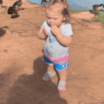 Hija dale comida a los patos